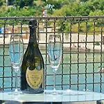 Πανσιόν Luxury Seaside House Noble- 5 Star Apartmant And 3*