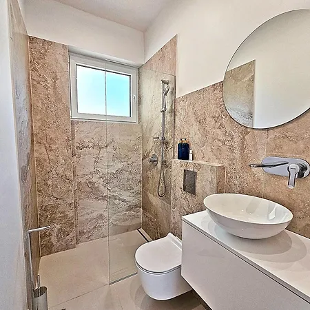 Guest house Luxury Seaside House Noble- Location In Town *
