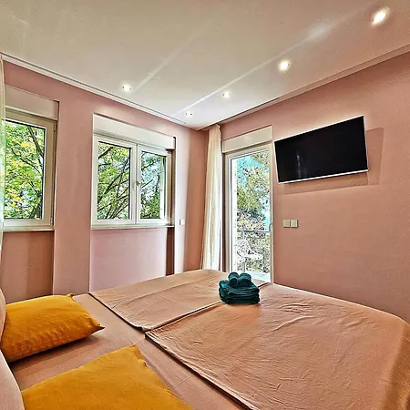 Guest house Luxury Seaside House Noble- Location In Town