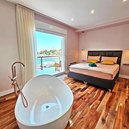 Luxury Seaside House Noble- Location In Town Guest house