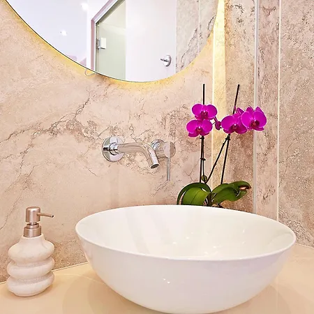 Luxury Seaside House Noble- Location In Town Guest house