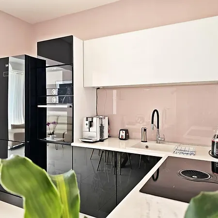 Guest house Luxury Seaside House Noble- Location In Town