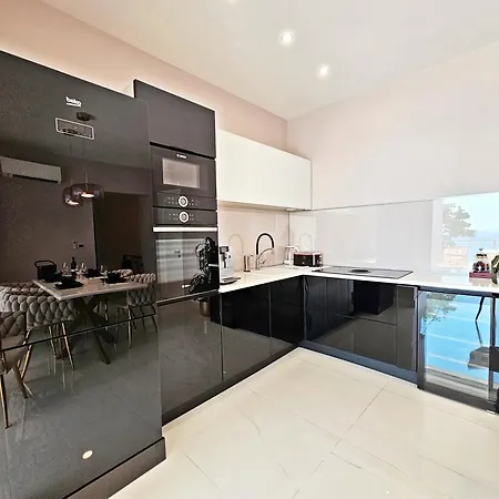 Guest house Luxury Seaside House Noble- Location In Town Split