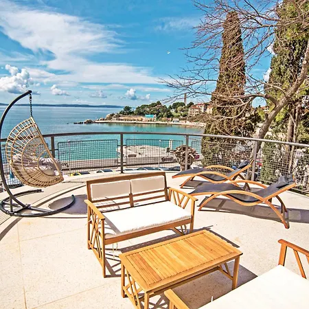 Guest house Luxury Seaside House Noble- Location In Town *