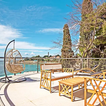 Luxury Seaside House Noble- Location In Town Guest house