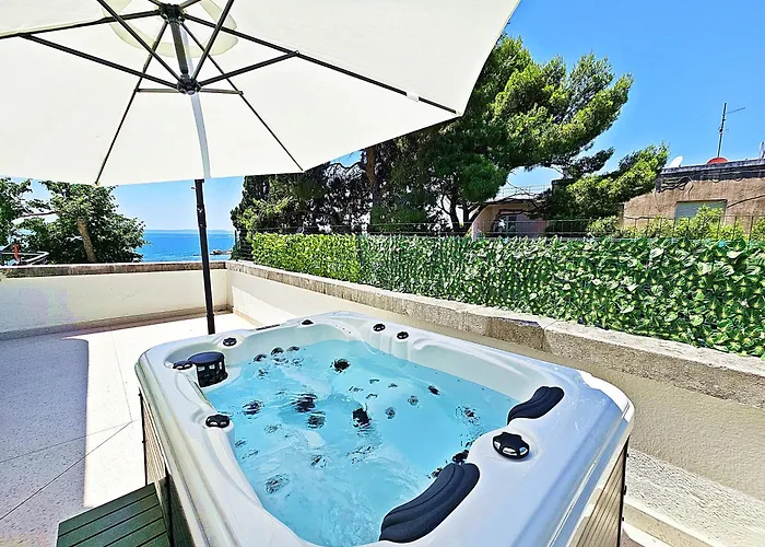 Luxury Seaside House Noble- 5 Star Apartmant And 招待所 3*